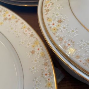 Noritake fine dinnerware.
Vintage 1970.